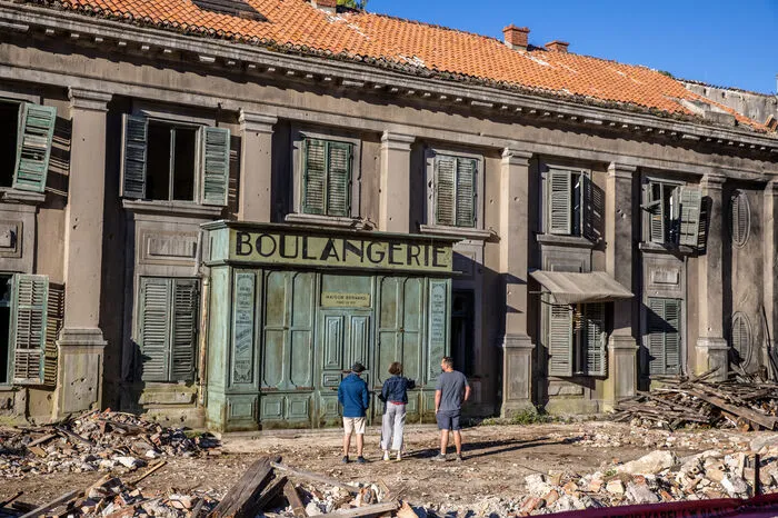 Kulissenbauer arbeiten an den Fassaden, die Frankreich im Zweiten Weltkrieg darstellen sollen.