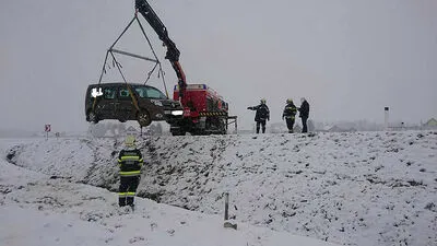Eineinhalb Stunden standen die Feuerwehren von Hof bei Straden und Mureck im Einsatz, um diesen Pkw zu bergen