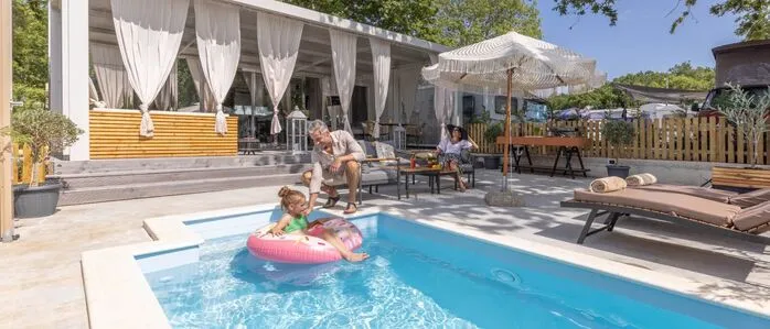 Ein bisschen Luxus inmitten eines Campingplatzes: Villa mit beheiztem Pool 