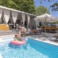 Ein bisschen Luxus inmitten eines Campingplatzes: Villa mit beheiztem Pool