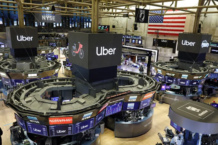 Ursprünglich wurde sogar noch eine höhere Bewertung  angepeilt. Am Ende legte Uber jedoch den Ausgabepreis aber am unteren Ende der Spanne fest, wohl auch um das Schicksal des kleineren Rivalen Lyft zu vermeiden, mit dessen Aktien es seit dem Börsengang Ende März nur bergab ging. Platziert wird zunächst ein Anteil von rund zehn Prozent.