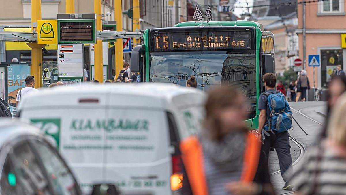 Über Jakominiplatz und Hauptplatz werden derzeit Ersatzbusse geführt