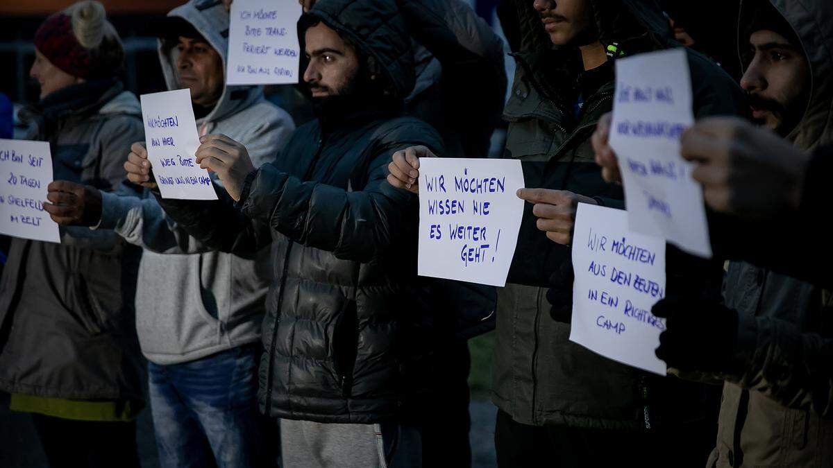 Mit handgeschriebenen Botschaften machten die Migranten auf ihre Situation aufmerksam