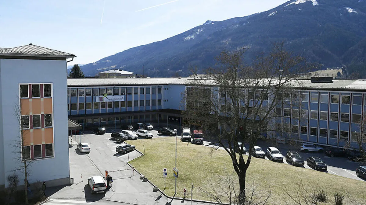 Das Fritz Strobl-Schulzentrum mit Polytechnischer Schule steht zum Verkauf