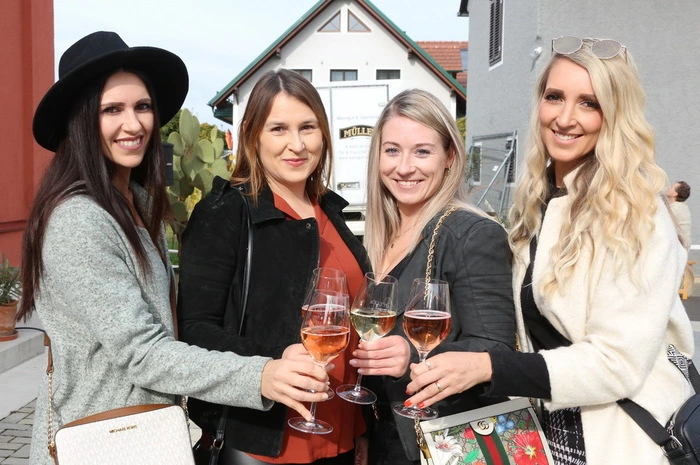 Klicken Sie sich durch die besten Bilder eines herbstlichen "Weinbergfestmarsches" mit bester kulinarischer Versorgung.