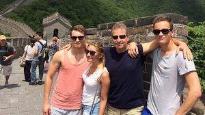 Breschan mit seinen Kindern Clemens, Emily und Maximilian (von links) auf der chinesischen Mauer 