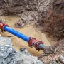 Wegen eines Rohrbruchs in der Kraßniggstraße verfügen zurzeit 200 bis 300 Haushalte über keine Trinkwasserversorgung