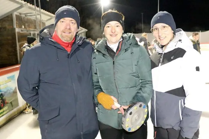 Unter den 120 Eisstockschützen unter anderem gesehen: Feuerwehrkommandant Wolfgang Bergner (links), Unternehmer Christian Schoass sowie Geschäftsführer Julian Geier. 