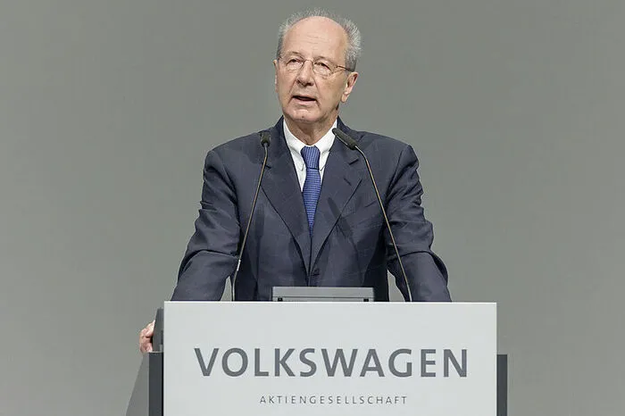 Aufseher des Jahres. Als Aufsichtsratsvorsitzender von Volkswagen hat Hans Dieter Pötsch den weltgrößten Autobauer souverän durch die Turbulenzen der letzten fünf Jahre manövriert und sich als Moderator der Macht unentbehrlich gemacht. Fazit: Der 70-jährige Österreicher kontrolliert den Autoriesen nun fünf weitere Jahre.