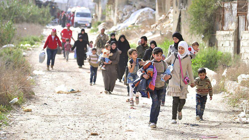 Zivilisten aus Douma auf der Flucht