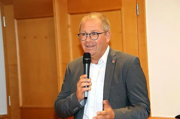 Bürgermeister Bernd Osprian begrüßte die zahlreichen Gäste, unter ihnen auch eine Vielzahl an Künstlerkolleginnen und -kollegen.