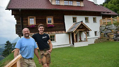 Christian Dullnig und Ernst Thaler vor dem Bergbauernhof "Lerchnerhof"