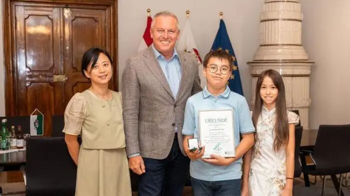 Lukas Maierhofer (2.v.r.) wurde von Landeshauptmann Mario Kunasek für seine musikalischen Erfolge ausgezeichnet. Begleitet wurde der 13-Jährige aus Gralla von seiner Mutter Duoliang (l.) und seiner jüngeren Schwester Lisa.