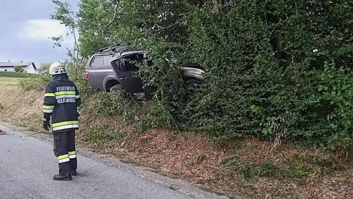 Der Wagen landete auf einer Böschung