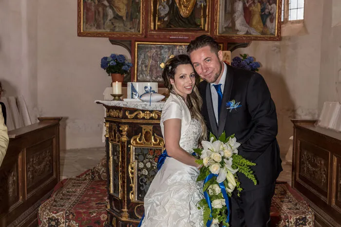 Nach mehreren Jahren Probezeit liefen Sandra Raffer (34) und Robert Schalle (39) am 30. Juni in den Hafen der Ehe ein. Die Pflegebetreuerin und der ÖBB-Informatiker, die in Maria Rain wohnen, wählten den Magdalensberg als Kulisse für ihren ersten Auftritt als Ehepaar. Nach der standesamtlichen Trauung vor zahlreichen Hochzeitsgästen spendete Pater Anton Wanner in der jahrhundertealten Kirche dem Paar das Sakrament der Ehe. Anschließend ging es zum Festessen in das auf 1058 Seemetern gelegene Gipfelhaus, wo die Hochzeitsgesellschaft bei strahlendem Sonnenschein eine wunderbare Aussicht genoss.