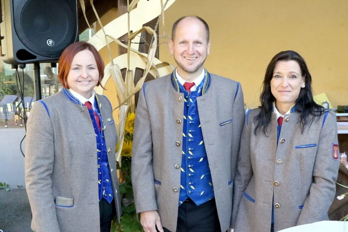 Obmann Josef Raunegger (Mitte) konnte unter den Besuchern unter anderen Landesrat Martin Gruber, Bürgermeisterin Andrea Feichtinger mit Stellvertreter Ingo Schöffmann, Musiker Ernst Wallisch, Fahrschullehrer Robert Schratzer, Ehrenpräsident Josef Klausner, Autorin Hermine Semmler sowie den Feuerwehrkommandanten der örtlichen Wehr und Faschingsstar Freddy Becker willkommen heißen. 