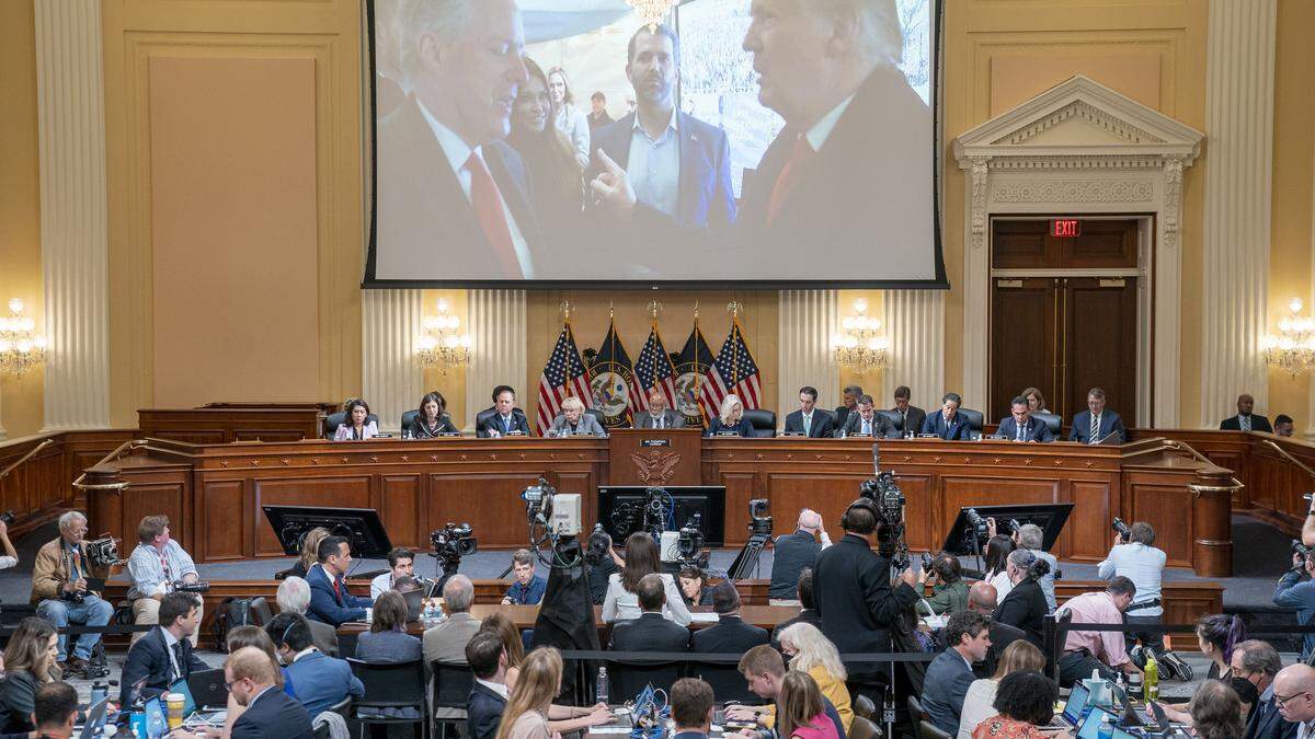 Cassidy Hutchinson, die sich bei ihrer Aussage auf Berichte eines anderen Regierungsbeamten berief, gehörte zum inneren Zirkel im Weißen Haus und war Assistentin von Trumps Stabschef Mark Meadows