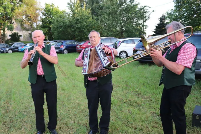 In Graden wurde die Feier von der Stocker Wies’n in die Räumlichkeiten des Jägerwirts verschoben, wo Ernst Lasnik über die historischen Hintergründe von Sonnwendfeieren sprach und die „Aufblos’nan“ für musikalische Unterhaltung sorgten.