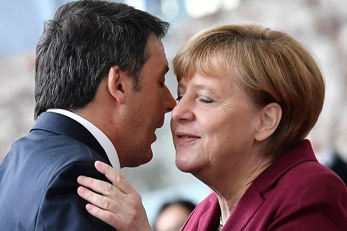 Ein starkes Deutschland als Partner braucht Matteo Renzi, der im eigenen Land schwächelt. Im Dezember hat ein Rerendum zu einer Verfassungsreform vor sich, dem Umfragen ein knappes "Nein" bescheinigen - was ein Grund für ihn wäre, zurückzutreten.