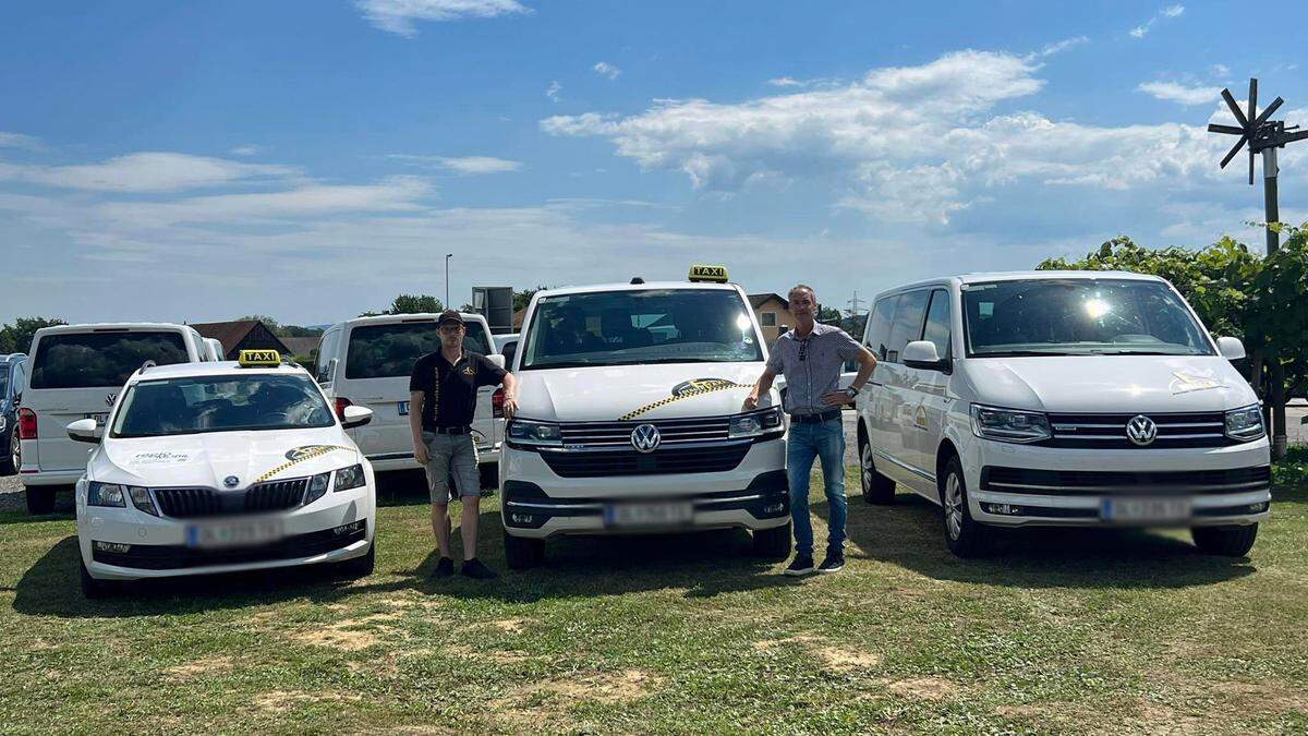 Taxiunternehmer Hannes Edegger (rechts) vom Taxiunternehmen Edegger in Deutschlandsberg mit einem Mitarbeiter