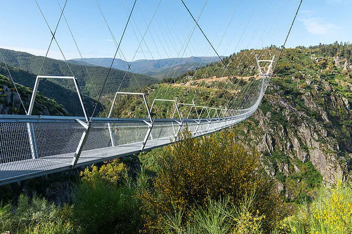 Arouca. Die hübsche portugiesische Kleinstadt alleine wäre schon einen Besuch wert, aber durch die mit 516 Metern längste Fußgänger-Hängebrücke hat sie jetzt auch noch eine Attraktion von Weltformat zu bieten. "516 Arouca" überspannt die Schlucht des Flusses Paiva in 175 Metern Höhe.
