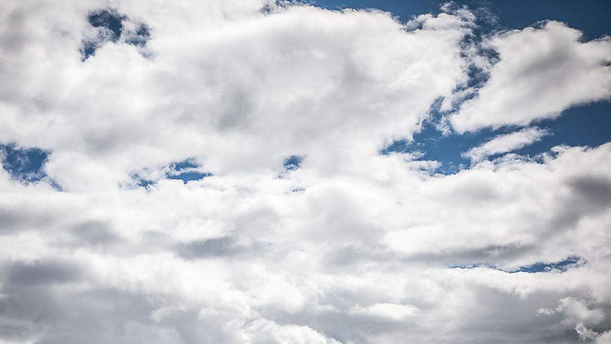 Dichte Wolken lösen sich am Vormittag auf