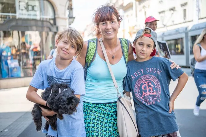 Unser Spaziergang führt uns weiter durch die Herrengasse: "Auf dieser Seite ist es erträglich", sagt Isabella Schwaigermoser (43) aus Salzburg. Sie zeigt ihren beiden Söhnen Valentino (11) und Fabiano (9) jedes Jahr eine neue Stadt in Österreich. Heuer ist Graz an der Reihe.