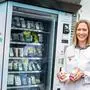 Sophie Wenger möchte durch den neuen Apotheken-Automaten ihren Kunden bei kleineren Problemen am Wochenende helfen
