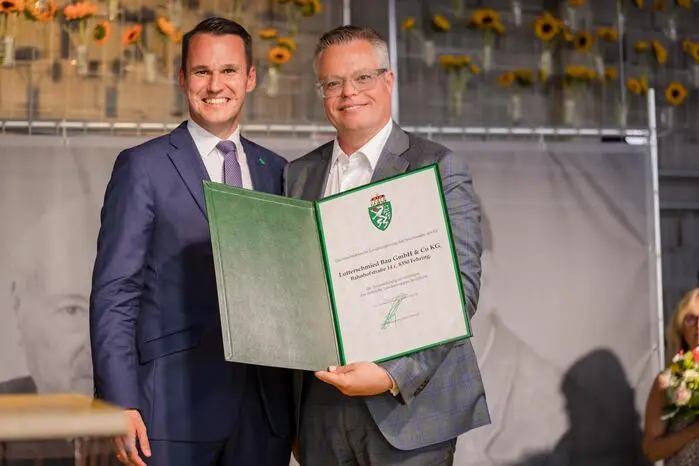 Im Rahmen der Jubiläumsfeier überreichte Landesrat Stefan Hermann (FPÖ) Geschäftsführer Ernst Lutterschmied das steirische Landeswappen