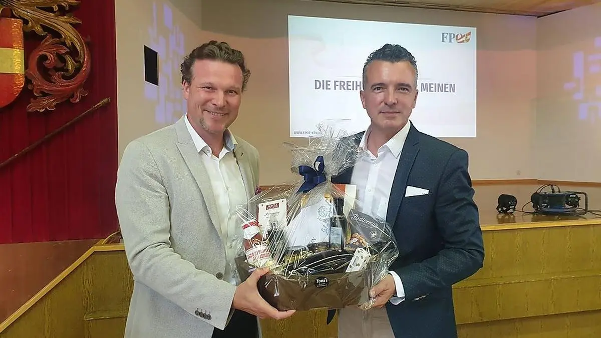 Der neue Stadtparteiobmann Gernot Darmann bedankt sich bei seinem Vorgänger Wolfgang Germ.