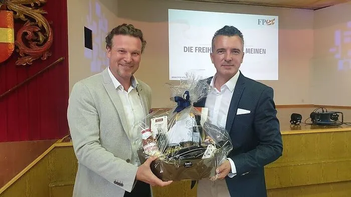 Der neue Stadtparteiobmann Gernot Darmann bedankt sich bei seinem Vorgänger Wolfgang Germ.
