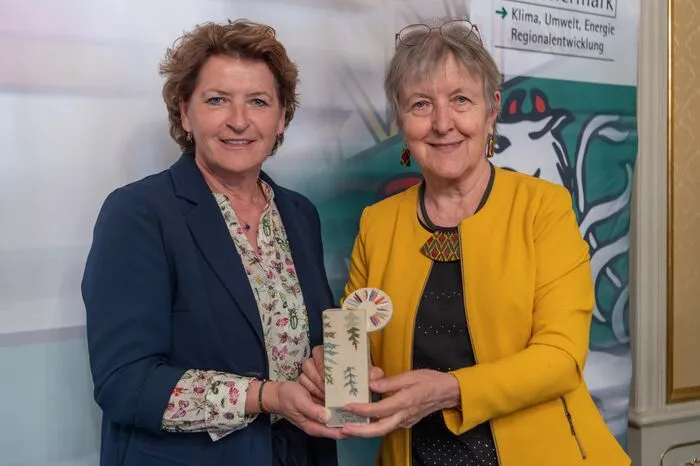 Mit dem steirischen Biodiversitätspreis "Silberdistel" hat das  Bemühen um den Schutz und Erhalt der Artenvielfalt einen eigenen Preis bekommen. Am Mittwoch wurde er im Rittersaal von Landesrätin Ursula Lackner und Honorarkonsulin Marianne Graf, die Ideengeberin und Stifterin des Preises ist, verliehen.