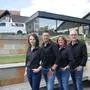 Sandra, Manuel, Renate und Rupert Christian Zach vor dem Schauraum und der Werkstatt in Marktl (Gemeinde Straden)