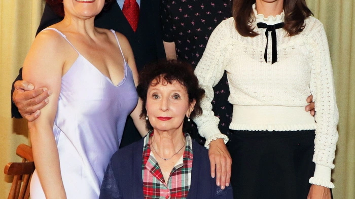 Die Darsteller von Links: Dagmar Sickl, Charles Elkins (Regie), Christian Peter Hauser, Irina Lopinsky und vorne sitzend Christa Pillmann.
