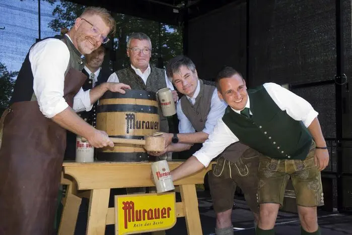 Die Oberlandler-Bäuerinnen verwöhnten mit Mehlspeisen, während das eigens gebraute Kirtabier ausgeschenkt wurde. 