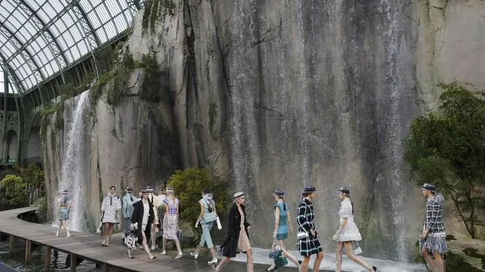 Nachdem es in den vergangenen Saisonen eher futuristisch zuging, hatte Karl Lagerfeld dieses Mal Lust auf Natur.