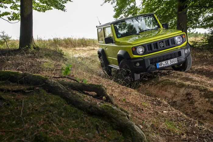Ja und dann wäre da natürlich noch die Optik: Keine Spur von rundgelutschtem und verweichlichtem SUV-Gehabe. Der Jimny war immer schon ein Typ mit Ecken und Kanten, und das darf man ihm bitteschön auch ansehen. Als hätte der Mercedes G endlich seinen Mini-me gefunden, ragt auch beim Japaner die Front genau so wie die Windschutzscheibe fast senkrecht nach oben.