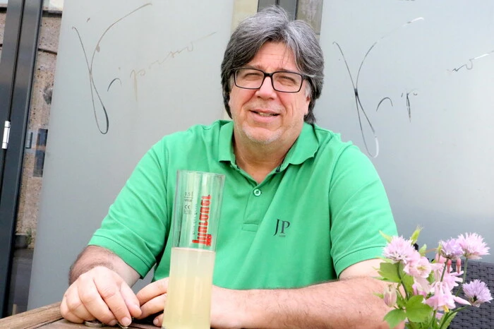 Auf ein Wiedersehens-Getränk in der Kirchgasse vorbei schauten am Eröffnungstag unter anderen die Musiker Stefan "Pode" Popodi und Freddy Zitter (Foto), Bezirksschulinspektor außer Dienst Erich Liebenwein, Staatsanwältin Daniela Zupanc sowie der ehemalige Betreiber des St. Veiter Cafes „Central“, Georg Flor. 