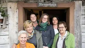 01.10.2025, Sankt Nikolai, Sölk, Steiermark, Österreich (Austria): Der Verein zur Bewahrung des alten Wissens der Sölktäler widmet sich der Neugestaltung des historisch bedeutenden Mesnerhauses und bereitet die Ausstellung Altes Sölkner Wissen vor. Bild zeigt v. l. Michaela Fuchs, Inge Lengdorfer, Martina Kodritsch, Karoline Lengdorfer, Maria Krause, Agnes Lemmerer in der Eingangstür des Mesnerhauses. 
Fotocredit: Martin Huber