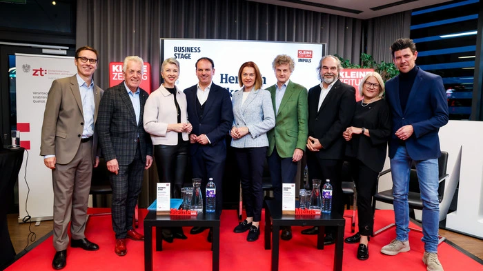 Gerhard Springer (Kammer der Ziviltechniker:innen für Steiermark und Kärnten), Herbert Gaggl (Bgm. Moosbruck), Gaby Schaunig (LH-Stv. Kärnten), Gustav Spener (Präs. ZT-Kammer), Simone Schmiedtbauer (LR Steiermark), Uwe Schwarz, Gernot Kupfer, Jutta Frick (alle ZT-Kammer) und Andreas Prückler (Kleine Zeitung)