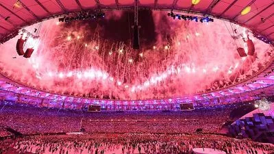 Spektakuläres Feuerwerk bei der Eröffnung