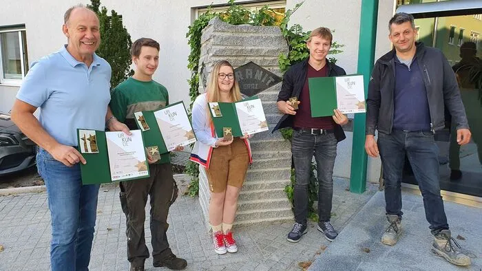Kfz-Techniker David Strommer, Reinigungstechnikerin Laura Ofner und Maurer Maximilian Plenk mit den Ausbildern Werner Jäger (l.) und Joachim Plenk (r.), der gleichzeitig stolzer Vater von Maximilian ist