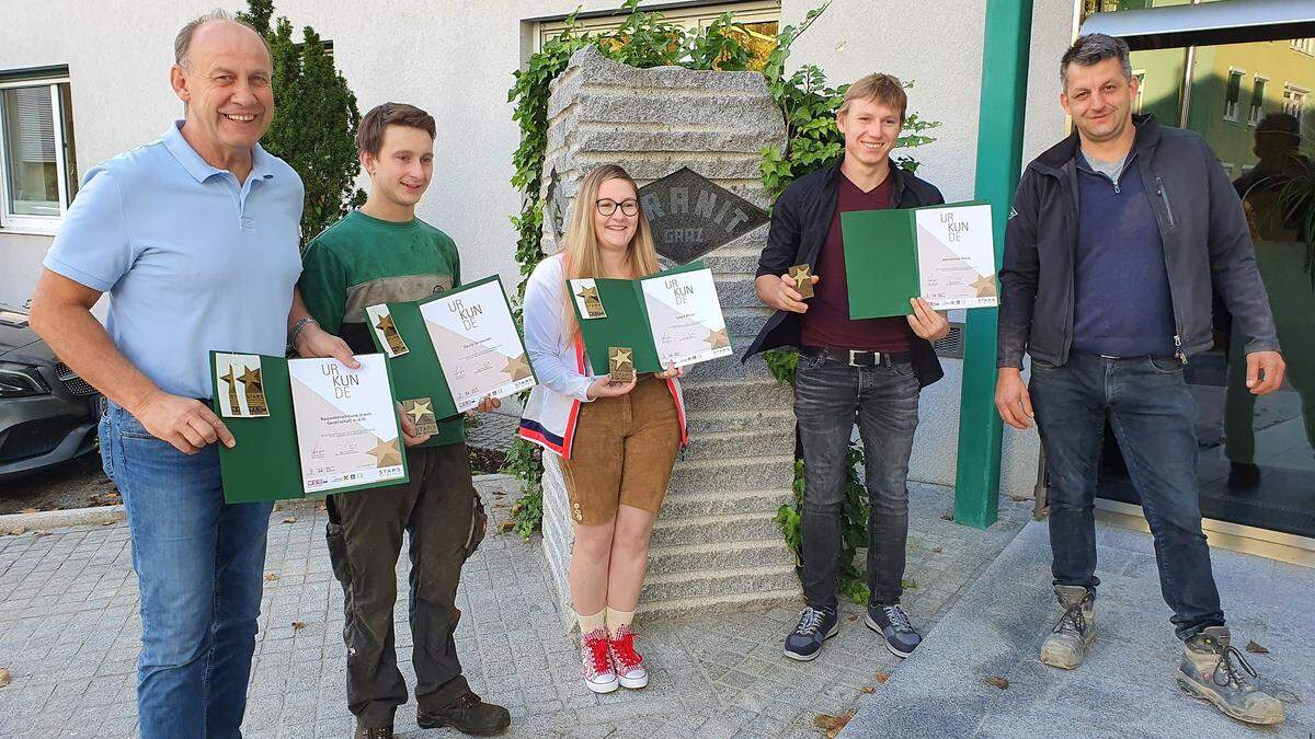  Kfz-Techniker David Strommer, Reinigungstechnikerin Laura Ofner und Maurer Maximilian Plenk mit den Ausbildern Werner Jäger (l.) und Joachim Plenk (r.), der gleichzeitig stolzer Vater von Maximilian ist