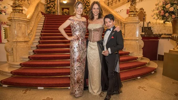 Monika Wogrolly, Designer La Hong und Vera Russwurm "Living Culture"-"Kleid der Kulturen“.