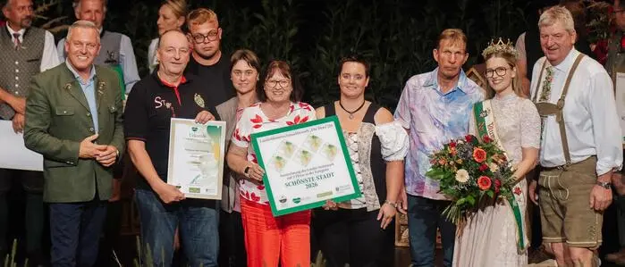 Finanzreferentin Christine Hemmer und eine Abordnung des Bau- und Wirtschaftshofs nahmen die Auszeichnung entgegen