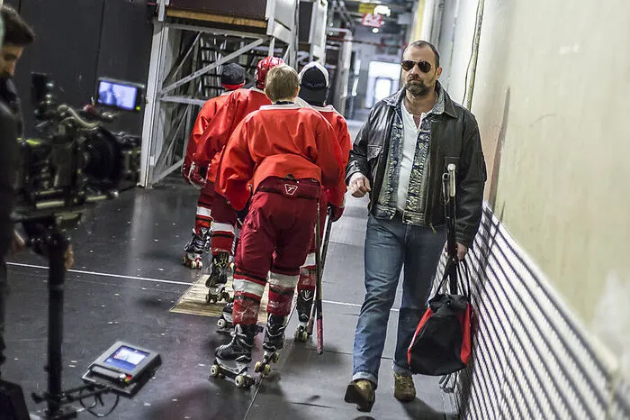 Juergen Maurer beim Dreh der Stadtkomödie "Harri Pinter, Drecksau" in der Klagenfurter Eishalle. Die Autoren erzählen mit darin die Geschichte eines abgehalfterten ehemaligen KAC-Verteidigers.