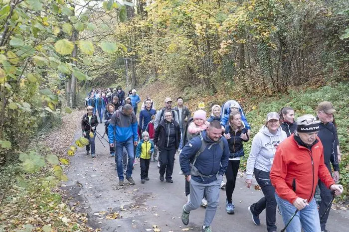 Bei strahlendem Herbstwetter versammelten sich auch über 400 sportbegeisterte Leobenerinnen und Leobener am Hauptplatz, um gemeinsam den Nationalfeiertag aktiv zu begehen.