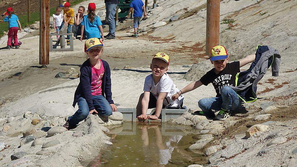 Die Kinder des Breitenauer Kindergartens genießen die Zeit in der Wassererlebniswelt 