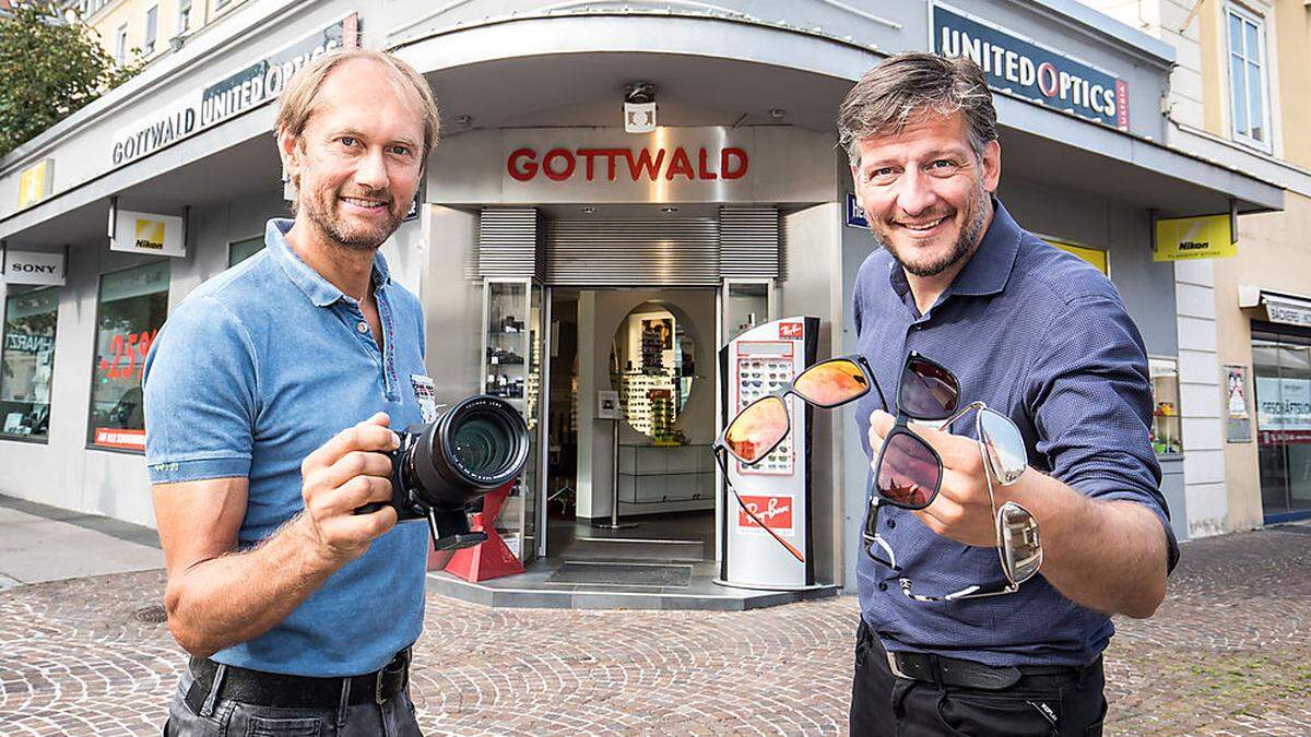 Die beiden Optiker Helmut Gottwald und Daniel Kuschinsky vor der Filiale von United Optics Gottwald in Klagenfurt