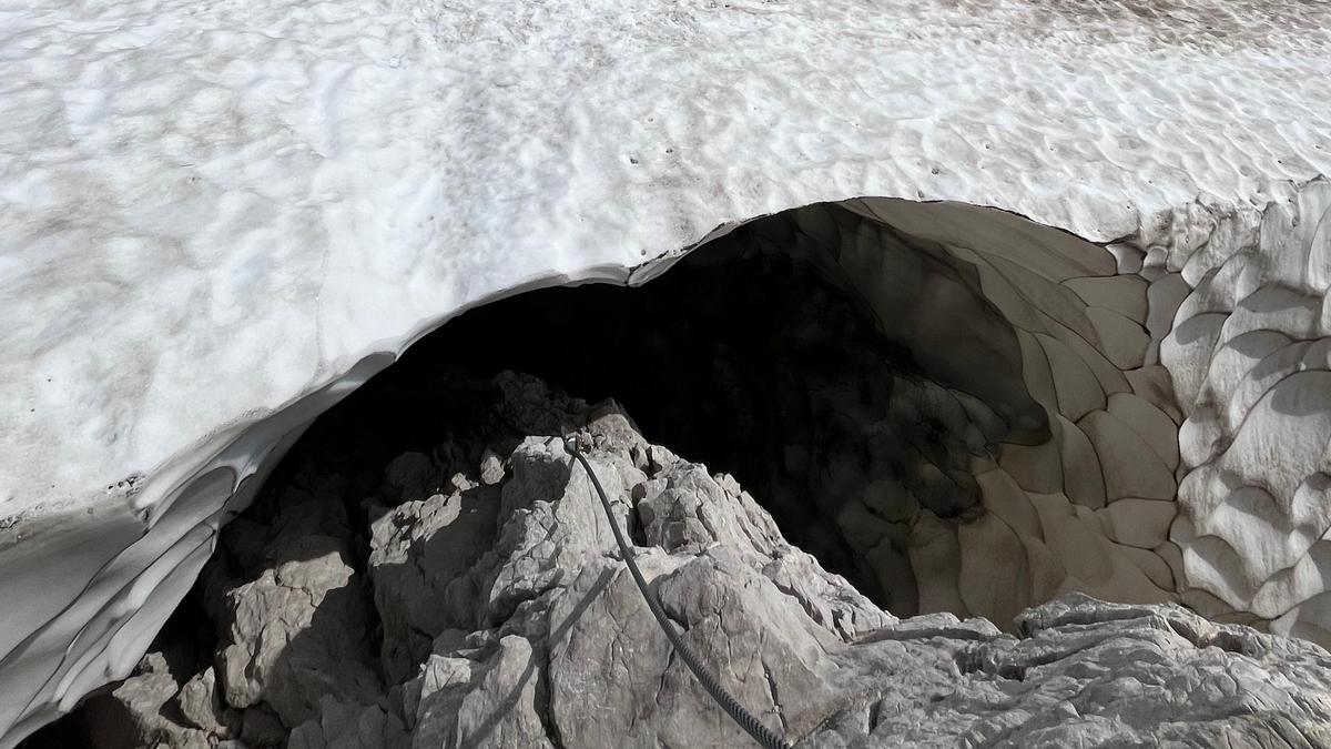 Die Übergänge vom Gletscher zum Fels sind einsturzgefährdet